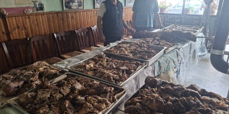 Αγρίνιο: Με αγάπη και προσφορά το ψήσιμο των αρνιών για τα πασχαλινά συσσίτια του Αγίου Δημητρίου