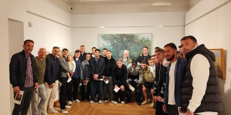 Παναιτωλικός και πολιτισμός: Η ομάδα επισκέφθηκε την επετειακή έκθεση στη Δημοτική Πινακοθήκη Αγρινίου