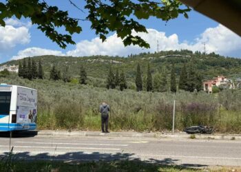 Αγρίνιο: Τροχαίο στον κόμβο του Πολυκλαδικού – Δίκυκλο συγκρούστηκε με λεωφορείο