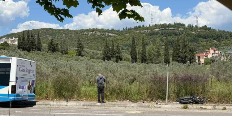 Αγρίνιο: Τροχαίο στον κόμβο του Πολυκλαδικού – Δίκυκλο συγκρούστηκε με λεωφορείο