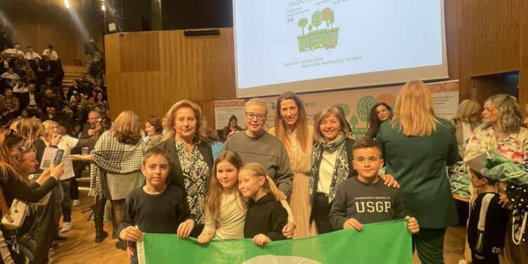 Τα «Οικολογικά Σχολεία» βραβεύουν το 4ο Δημοτικό Σχολείο Αγρινίου με την Πράσινη Σημαία