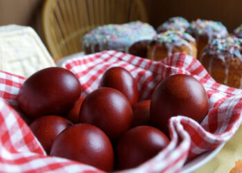 Πάσχα 2026: Γιατί βάφουμε κόκκινα αυγά την Μεγάλη Πέμπτη