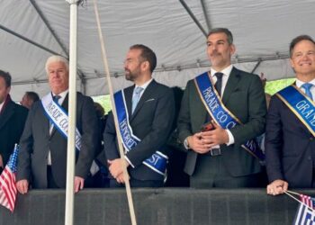 Ν. Φαρμάκης: Η 5η Λεωφόρος στην καρδιά του Μανχάταν «ντύθηκε» στα γαλανόλευκα