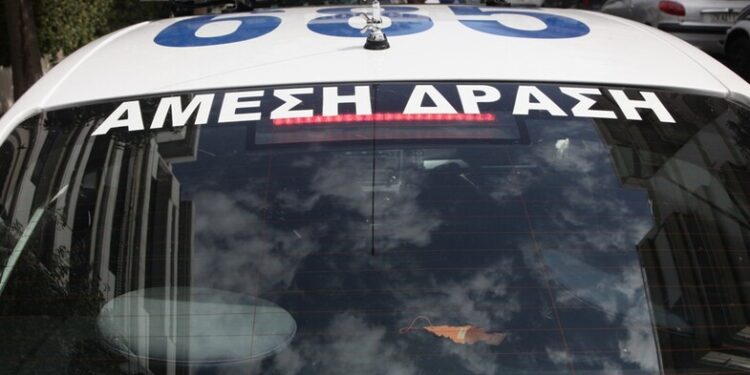Καινούργιο: Δεν σταμάτησαν σε σήμα αστυνομικών και πέταξαν τα ναρκωτικά από το όχημα – Πέντε συλλήψεις