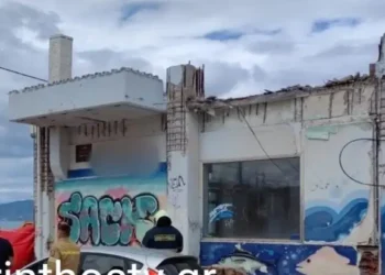 Μπαλκόνι καταπλάκωσε γυναίκα και την σκότωσε – Από θαύμα γλύτωσαν τα παιδιά της