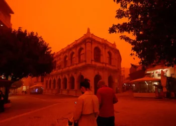Αφρικανική σκόνη στην Κρήτη: Η viral γιαγιά που ανησυχεί για την Δευτέρα Παρουσία και οι εικόνες που κάνουν τον γύρο του κόσμου