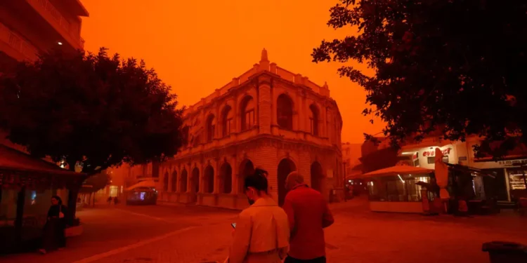 Αφρικανική σκόνη στην Κρήτη: Η viral γιαγιά που ανησυχεί για την Δευτέρα Παρουσία και οι εικόνες που κάνουν τον γύρο του κόσμου