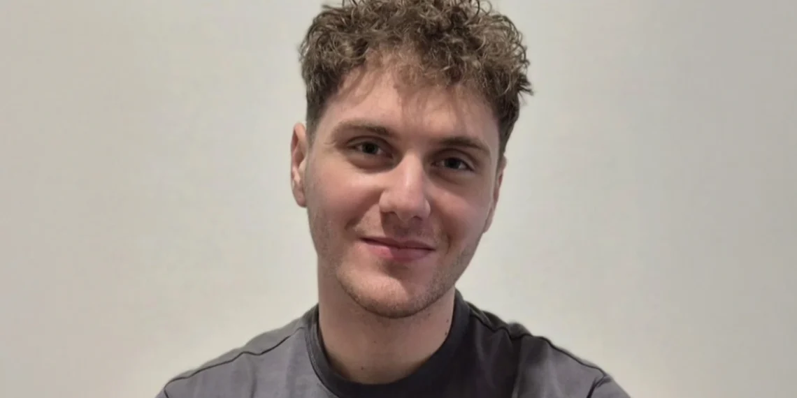 Υποτροφία σε μαθητή που για έξι χρόνια πήγαινε με καΐκι σχολείο στον Μύτικα: Να έχετε κουράγιο, επιμονή και υπομονή λέει στους νέους