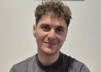 Υποτροφία σε μαθητή που για έξι χρόνια πήγαινε με καΐκι σχολείο στον Μύτικα: Να έχετε κουράγιο, επιμονή και υπομονή λέει στους νέους