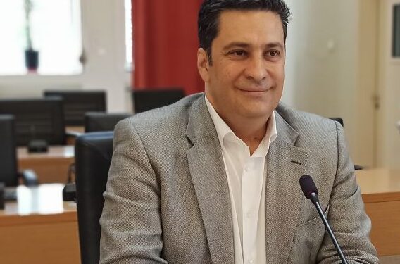 Τετ α τετ Παπαναστασίου με προέδρους στο Αγρίνιο – πίσω από το εορταστικό κλίμα