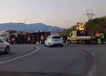 Αντίρριο: Ανατροπή νταλίκας με ξυλεία στην έξοδο της Γέφυρας– Μεγάλη επιχείρηση για την απομάκρυνση του οχήματος