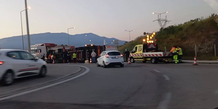 Αντίρριο: Ανατροπή νταλίκας με ξυλεία στην έξοδο της Γέφυρας– Μεγάλη επιχείρηση για την απομάκρυνση του οχήματος