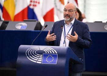 Σάκης Αρναούτογλου: «Οι τοπικές κοινωνίες δεν μπορεί να χρηματοδοτούν την ενεργειακή μετάβαση χωρίς να λαμβάνουν τα ανταποδοτικά που δικαιούνται»