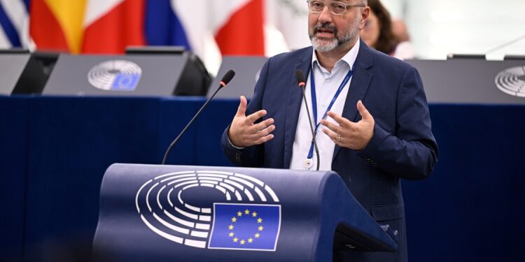 Σάκης Αρναούτογλου: «Οι τοπικές κοινωνίες δεν μπορεί να χρηματοδοτούν την ενεργειακή μετάβαση χωρίς να λαμβάνουν τα ανταποδοτικά που δικαιούνται»