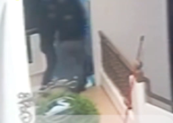 Θέρμο: Δείτε πως οι δραπέτες έσερναν 65χρονο και τον έβαλαν με τη βία στο σπίτι του για να τον ληστέψουν (ΒΙΝΤΕΟ)