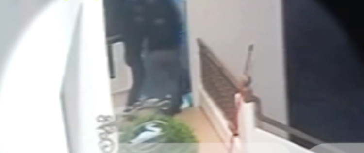 Θέρμο: Δείτε πως οι δραπέτες έσερναν τον 65χρονο και τον έβαλαν με τη βία στο σπίτι του για να τον ληστέψουν (ΒΙΝΤΕΟ)