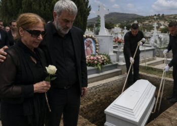 Θρήνος στο Μεσολόγγι: Η στιγμή που άνοιξαν το φέρετρο της Μαστροκώστα- Λύγισε ο Δέλλας, «Που πας αστέρι μου;» σπάραζε η μάνα της