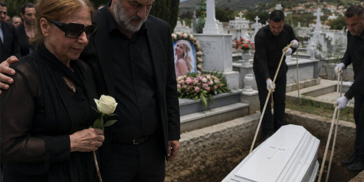 Θρήνος στο Μεσολόγγι: Η στιγμή που άνοιξαν το φέρετρο της Μαστροκώστα- Λύγισε ο Δέλλας, «Που πας αστέρι μου;» σπάραζε η μάνα της