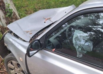 Βόνιτσα: Σφοδρό τροχαίο με αυτοκίνητο που καρφώθηκε σε δέντρο – Από θαύμα χωρίς τραυματισμούς