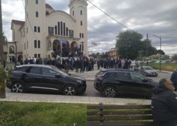 Αγρίνιο: Σε κλίμα βαθιάς οδύνης το τελευταίο αντίο στη Μαρία Μπίμπα – Σπαραγμός στην εξόδιο ακολουθία
