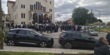 Αγρίνιο: Σε κλίμα βαθιάς οδύνης το τελευταίο αντίο στη Μαρία Μπίμπα – Σπαραγμός στην εξόδιο ακολουθία (ΦΩΤΟ)
