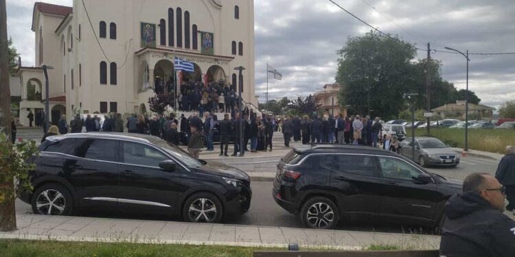 Αγρίνιο: Σε κλίμα βαθιάς οδύνης το τελευταίο αντίο στη Μαρία Μπίμπα – Σπαραγμός στην εξόδιο ακολουθία (ΦΩΤΟ)