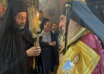 Από τις φλόγες της πυροσβεστικής στην ιεροσύνη: Χειροτονήθηκε ιερέας ο Αιτωλοακαρνανάνας Παναγιώτης Μπούρος, λαμβάνοντας το όνομα Κοσμάς