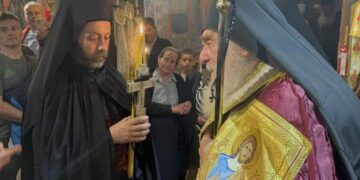 Από τις φλόγες της πυροσβεστικής στην ιεροσύνη: Χειροτονήθηκε ιερέας ο Αιτωλοακαρνανάνας Παναγιώτης Μπούρος, λαμβάνοντας το όνομα Κοσμάς