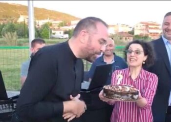 Τούρτα-έκπληξη στον Νεκτάριο Φαρμάκη στα Τριαντέικα!