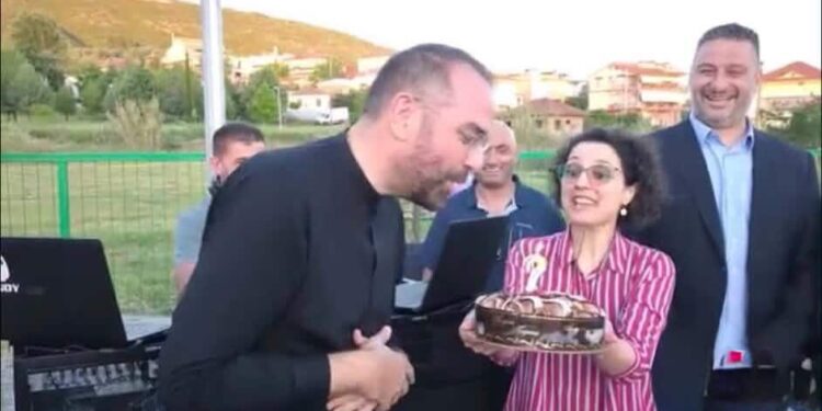 Τούρτα-έκπληξη στον Νεκτάριο Φαρμάκη στα Τριαντέικα!
