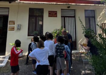 Παιδικές φωνές ξανά στο σχολείο του Κρύου Νερού – Συγκινητική επίσκεψη μαθητών από το Αγρίνιο