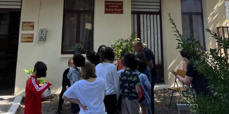Παιδικές φωνές ξανά στο σχολείο του Κρύου Νερού – Συγκινητική επίσκεψη μαθητών από το Αγρίνιο