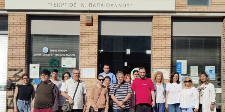 Με χαμόγελα και αγκαλιές η επίσκεψη των παιδιών της «Ηλιαχτίδας» στο Κοινωνικό Ιατρείο Αγρινίου