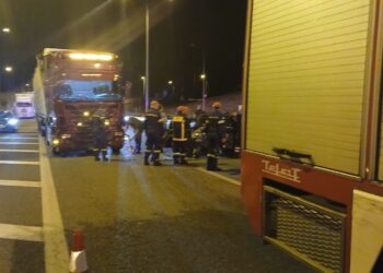 «Ιόνια – Κόμβος Κουβαράς»: Σκηνές σοκ σε σφοδρό τροχαίο – Νεκρός οδηγός ΙΧ, τραυματισμένη γυναίκα μετά από σύγκρουση με νταλίκα (ΦΩΤΟ)