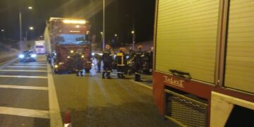 «Ιόνια – Κόμβος Κουβαράς»: Σκηνές σοκ σε σφοδρό τροχαίο – Νεκρός οδηγός ΙΧ, τραυματισμένη γυναίκα μετά από σύγκρουση με νταλίκα (ΦΩΤΟ)