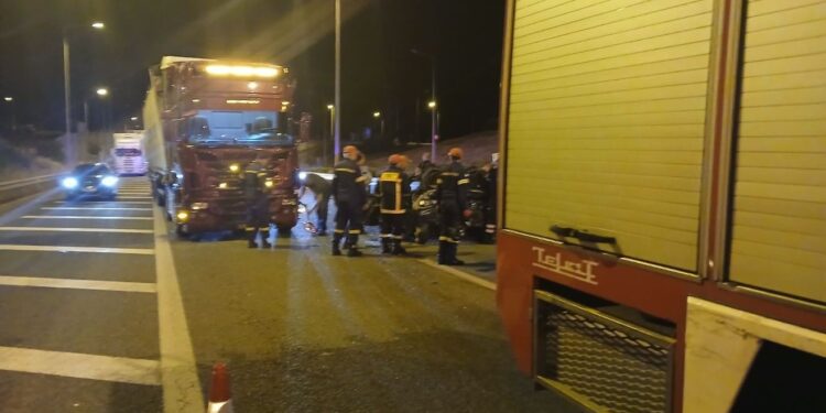 «Ιόνια – Κόμβος Κουβαράς»: Σκηνές σοκ σε σφοδρό τροχαίο – Νεκρός οδηγός ΙΧ, τραυματισμένη γυναίκα μετά από σύγκρουση με νταλίκα (ΦΩΤΟ)