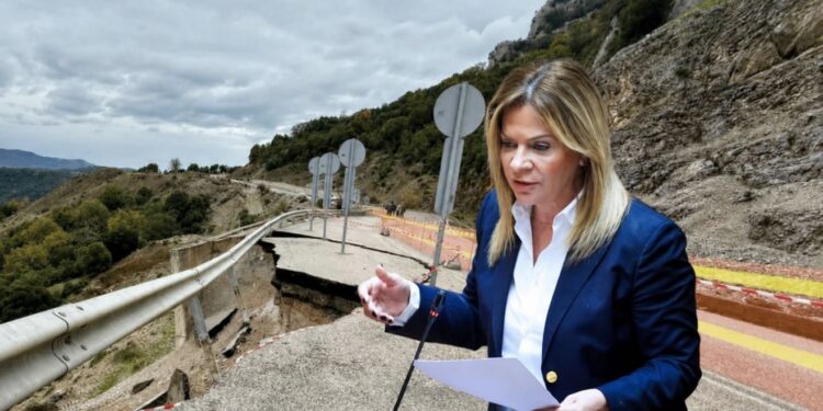 Χριστίνα Σταρακά: «Να δοθεί τώρα λύση στον δρόμο Αλευράδας – γέφυρας Τατάρνας»