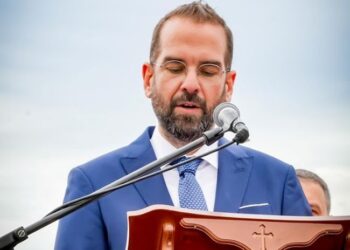 Ο Νεκτάριος Φαρμάκης στην τελετή υποδοχής της Ιεράς Εικόνας της Παναγίας «Άξιον Εστί»