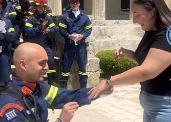 Αγρινιώτης πυροσβέστης έκανε πρόταση γάμου μετά την παρέλαση στην Κέρκυρα και συγκίνησε τους πάντες