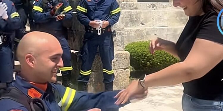 Αγρινιώτης πυροσβέστης έκανε πρόταση γάμου μετά την παρέλαση στην Κέρκυρα και συγκίνησε τους πάντες