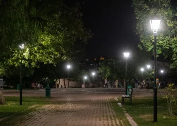 Αγρίνιο: Επεισοδιακή σύλληψη άνδρα που έσπαγε φωτιστικά στο πάρκο