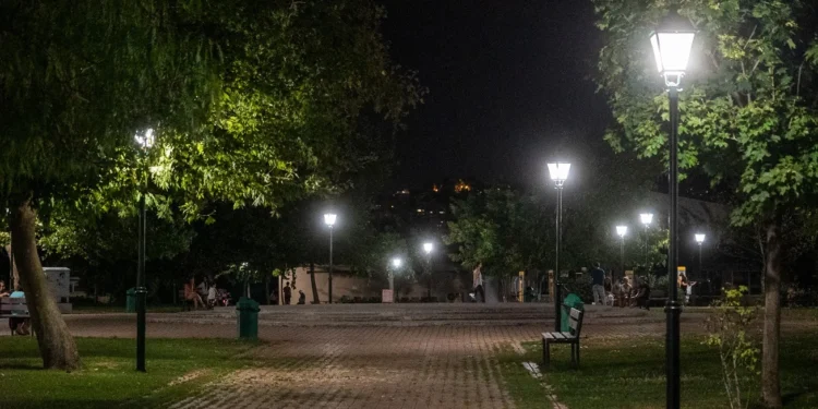 Αγρίνιο: Επεισοδιακή σύλληψη άνδρα που έσπαγε φωτιστικά στο πάρκο