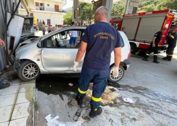 Αμφιλοχία: Αυτοκίνητο «καρφώθηκε» σε πρατήριο καυσίμων (ΒΙΝΤΕΟ)