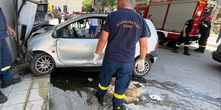 Αμφιλοχία: Αυτοκίνητο «καρφώθηκε» σε πρατήριο καυσίμων (ΒΙΝΤΕΟ)