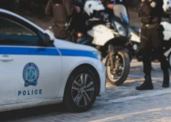 Αγρίνιο: Επεισοδιακή σύλληψη μεθυσμένου – Τα έκανε… λίμπα σε καφετέρια