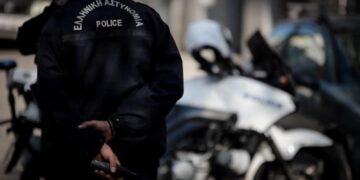 Αγρίνιο: Πιάστηκαν δύο άνδρες για διακίνηση ναρκωτικών και παράνομη οπλοκατοχή μέσα σε κατάστημα