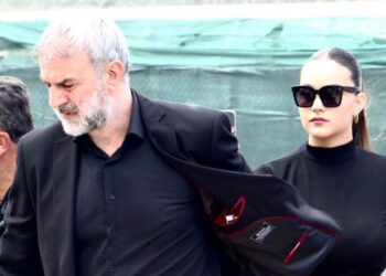Συγκλόνισε ο Τραϊανός Δέλλας στο τελευταίο αντίο στη Γωγώ Μαστροκώστα