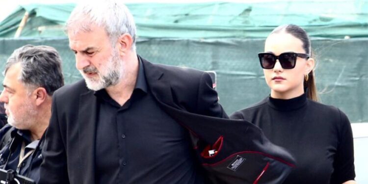 Συγκλόνισε ο Τραϊανός Δέλλας στο τελευταίο αντίο στη Γωγώ Μαστροκώστα