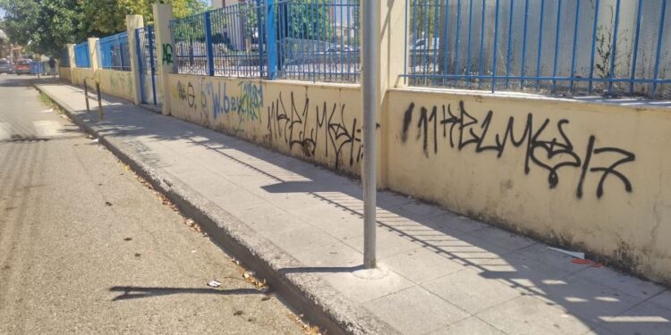 Αγρίνιο: Δημότες επισημαίνουν την εικόνα γύρω από τα δημοτικά σχολεία της Χέντερσον