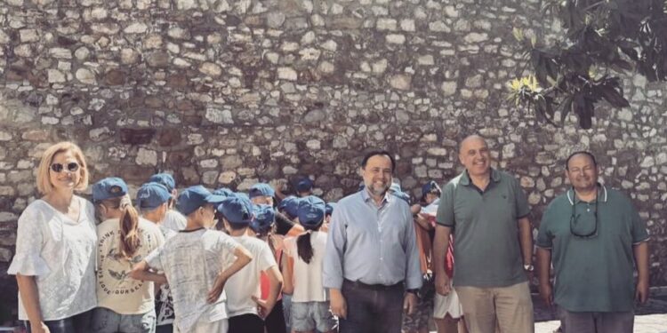 Όταν η πολιτική συναντά την πράξη…